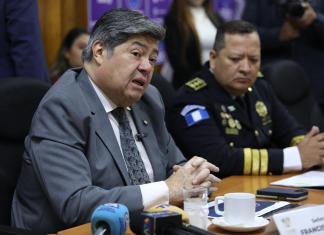 Francisco Jiménez, ministro de Gobernación, junto al director de la Policía Nacional Civil (PNC), David Boteo. Foto: Mingob/La Hora