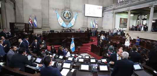 Entre señalamientos, los diputados aprobaron la Ley de Tarjeta de Crédito. Foto: Congreso/La Hora