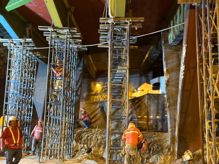 Personal de la Municipalidad de Guatemala trabajó durante la noche del sábado 17 de febrero, para agilizar la reparación del Puente Bran. Foto: tomada de la cuenta de X del alcalde Ricardo Quiñónez/La Hora