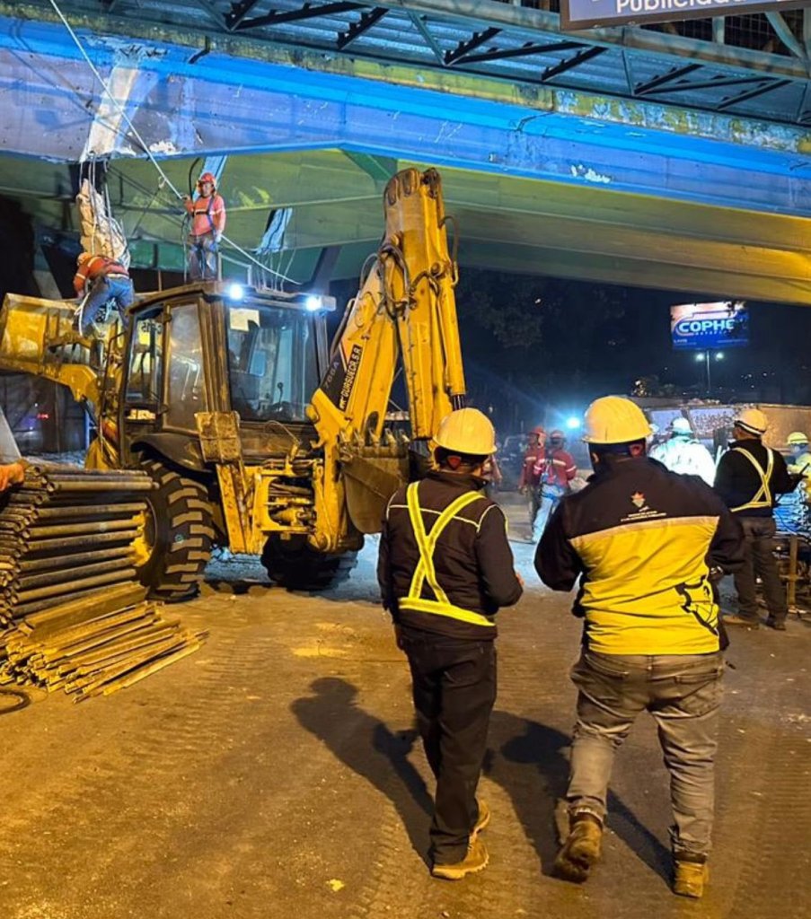 Tras el percance, diversas autoridades han dado constante monitoreo a los trabajos efectuados en el Puente Bran, zona 2 capitalina. Foto: Tomada de la cuenta de X del alcalde Ricardo Quiñónez/La Hora