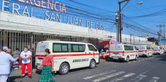 La Cruz Roja Guatemalteca apoya en el traslado de pacientes del Hospital General San Juan de Dios, ante la sobrepoblación que afronta la emergencia de ese centro asistencial. Foto: Hospital General San Juan de Dios/La Hora