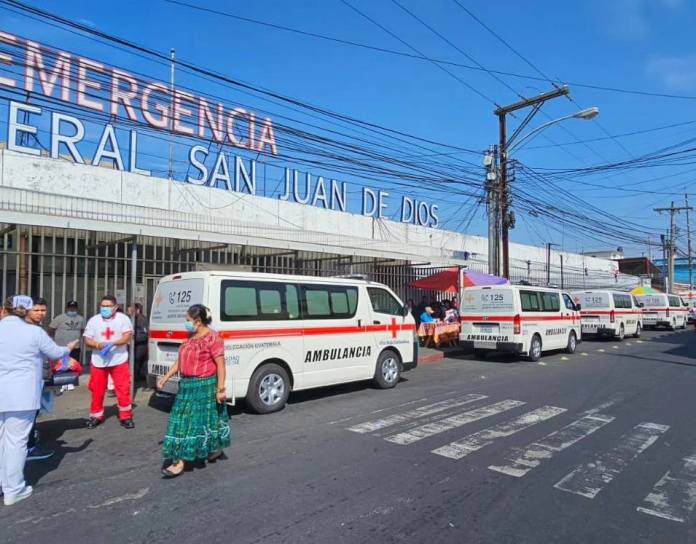 La Cruz Roja Guatemalteca apoya en el traslado de pacientes del Hospital General San Juan de Dios, ante la sobrepoblación que afronta la emergencia de ese centro asistencial. Foto: Hospital General San Juan de Dios/La Hora