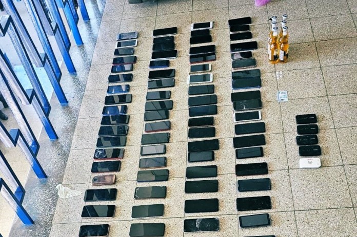 Más de 100 teléfonos móviles fueron incautados en la cárcel para mujeres Santa Teresa. Foto: X de Francisco Jiménez