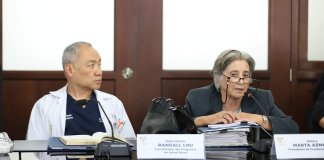 El doctor Manuel Randall Lou y la licenciada Marta Azmitia brindan sus puntos de vista sobre la iniciativa de ley de trasplante de órganos. Foto: Congreso