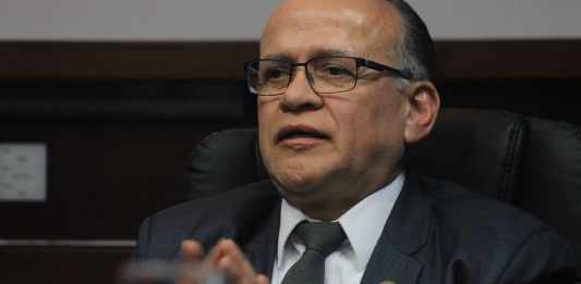 El gerente general del Banco de Guatemala, Vinicio Cáceres, amplía información sobre la compra de vehículos en 2023. Foto: José Orozco/La Hora