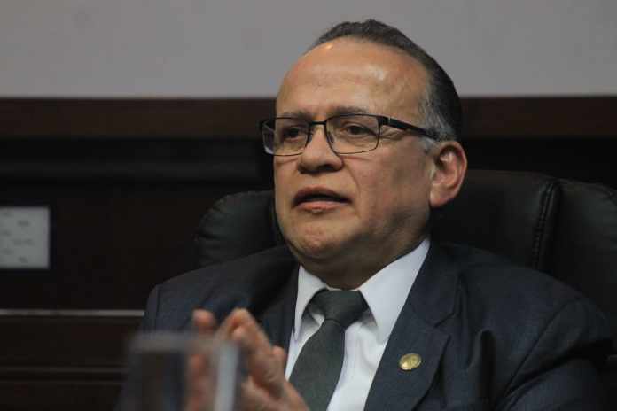 El gerente general del Banco de Guatemala, Vinicio Cáceres, amplía información sobre la compra de vehículos en 2023. Foto: José Orozco/La Hora