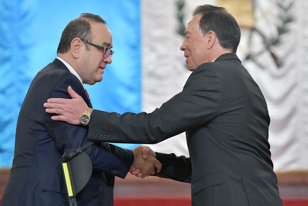 El expresidente Alejandro Giammattei y el actual presidente del Banguat Alvaro González Ricci. Foto corresponde al acto de juramentación del funcionario en 2021. Foto: Gobierno de Guatemala/La Hora