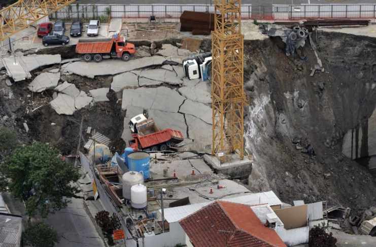 Empresas son multadas con casi USD 50 millones por derrumbe en metro de Sao Paulo (Archivos) Vista general tras un colapso en la estación de metro "Pinheiros" durante las obras de construcción, en Sao Paulo, Brasil, 2007. Un tribunal brasileño multó a ejecutivos y empresas, casi 50 millones de dólares por el colapso de 2007 que mató a siete personas, al descubrir que su "mala conducta administrativa" condujo al derrumbe, en un fallo visto el 17 de febrero de 2024. Foto: MAURICIO LIMA-AFP/La Hora