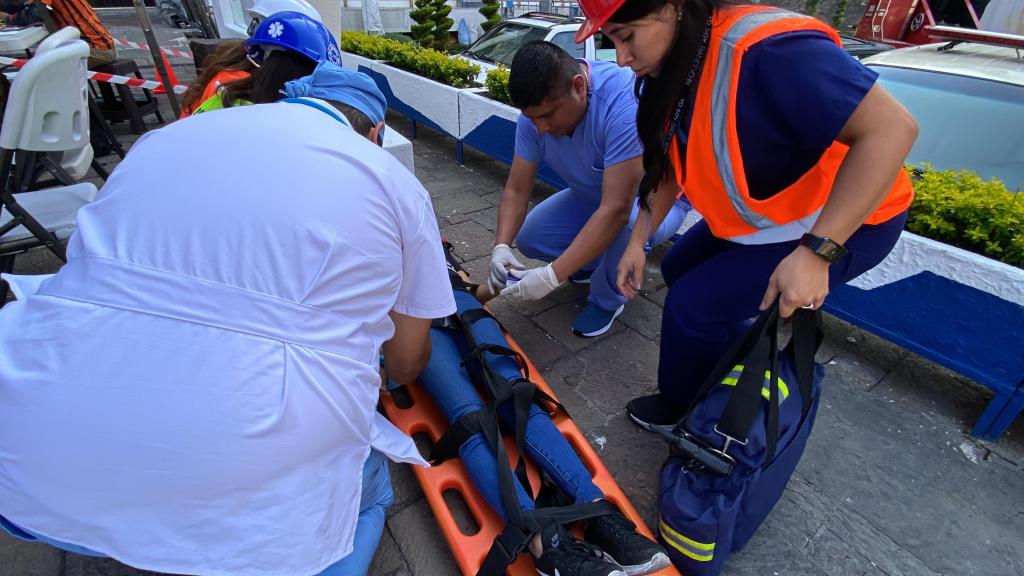 Personal del Crédito Hipotecario Nacional (CHN) realizó prácticas para el levantamiento y transporte de heridos con camilla.
