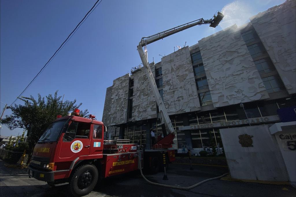 Los Bomberos Voluntarios efectuaron prácticas de las acciones para apagar incendios en alturas. Foto: José Orozco