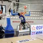 Un jugador de baloncesto en silla de ruedas realiza un mate durante un partido de exhibición organizado por EDF para promover los deportes paralímpicos en el Palacio de Deportes de Burdeos, Francia, 2023. Foto: Thibaud MORITZ - AFP/La Hora