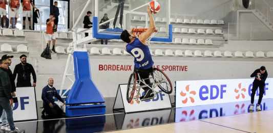 Un jugador de baloncesto en silla de ruedas realiza un mate durante un partido de exhibición organizado por EDF para promover los deportes paralímpicos en el Palacio de Deportes de Burdeos, Francia, 2023. Foto: Thibaud MORITZ - AFP/La Hora