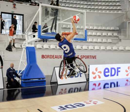 Un jugador de baloncesto en silla de ruedas realiza un mate durante un partido de exhibición organizado por EDF para promover los deportes paralímpicos en el Palacio de Deportes de Burdeos, Francia, 2023. Foto: Thibaud MORITZ - AFP/La Hora