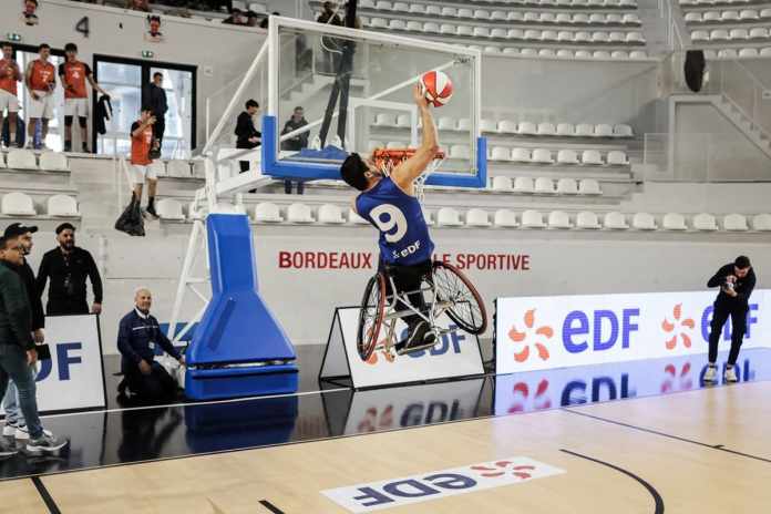 Un jugador de baloncesto en silla de ruedas realiza un mate durante un partido de exhibición organizado por EDF para promover los deportes paralímpicos en el Palacio de Deportes de Burdeos, Francia, 2023. Foto: Thibaud MORITZ - AFP/La Hora