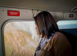 Karin Herrera, presidenta el funciones, realiza supervisión en labores de atención al Volcán de Agua afectado por un gran incendio. (Foto: Karin Herrera en X)