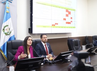 El presidente del Congreso, Nery Ramos, y la primera secretaria, Karina Paz, presentan hallazgos en la contratación de personal en renglón 022. Foto: Congreso/La Hora