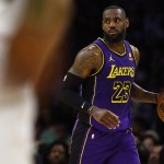 ARCHIVO - LeBron James #23 de Los Ángeles Lakers en la primera mitad en Crypto.com Arena el 9 de febrero de 2024 en Los Ángeles, California. Foto: Ronald Martinez-AFP/La Hora