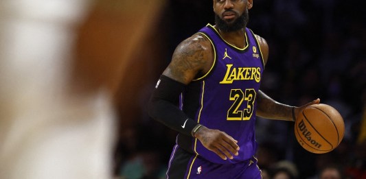 ARCHIVO - LeBron James #23 de Los Ángeles Lakers en la primera mitad en Crypto.com Arena el 9 de febrero de 2024 en Los Ángeles, California. Foto: Ronald Martinez-AFP/La Hora