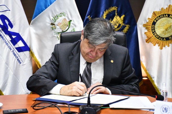 Francisco Jiménez firmó la adhesión a la Mesa de Diálogo y Cooperación Público-Privada en temas aduaneros, como un compromiso del sector público y privado para impulsar acciones en pro de la mejora del sistema aduanero.