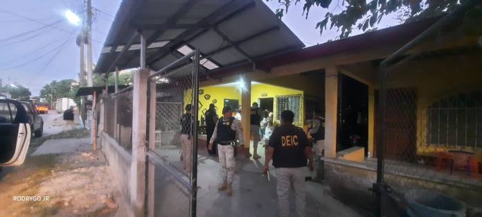 El MP junto con agentes de PNC, realiza allanamientos en Izabal por la muerte del tiktoker Orlando Galindo. 