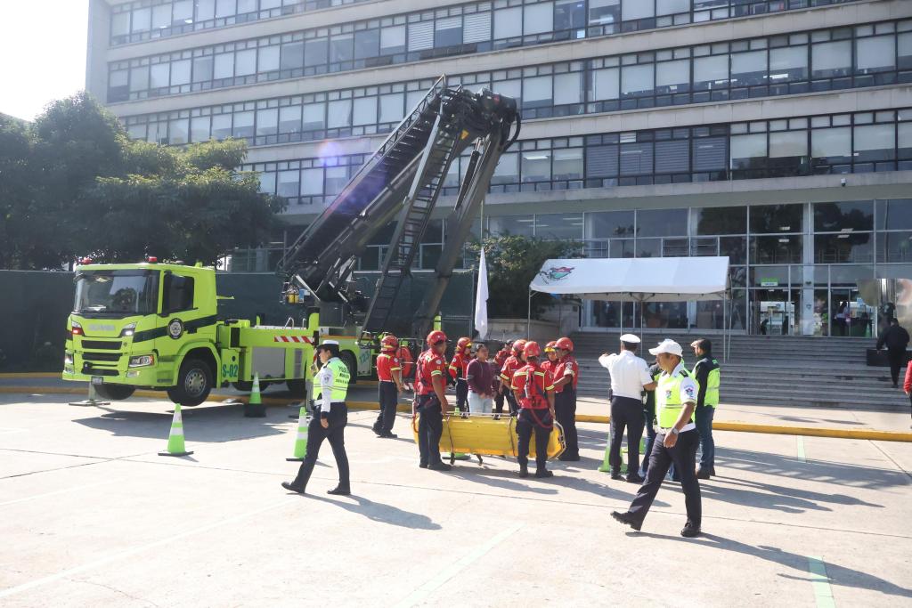 Los Bomberos Municipales también utilizaron equipo especial para combatir incendios. Foto: Maria José Bonilla