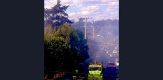 El humo dificultó la visibilidad en el columpio de Vista Hermosa, donde los Bomberos Municipales lograron apagar el fuego que consumió mil metros cuadrados de maleza. Foto: Amilcar Montejo