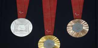 Las medallas de los Juegos Olímpicos de París 2024 al ser mostradas por los organizadores de las justas, en Saint-Denis, Francia. Foto: Thibault Camus-AP/La Hora