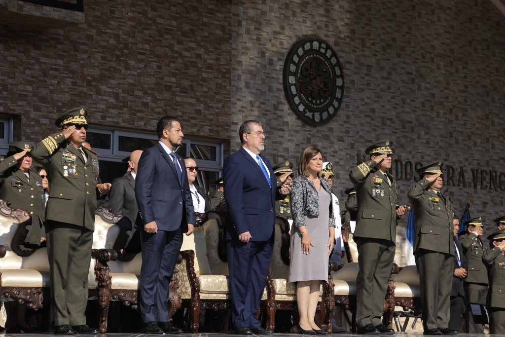 El presidente Bernardo Arévalo estuvo presente en compañía del presidente del Congreso Nery Ramos y la vicepresidenta Karin Herrera.