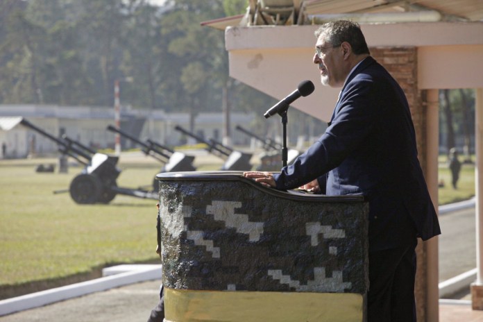 El presidente Bernardo Arévalo asistió este sábado a un evento por el aniversario de las Fuerzas de Tierra del Ejército. Foto Bernardo Arévalo