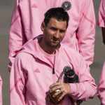 El argentino Lionel Messi, del Inter Miami, posa para una foto tras su llegada al Aeropuerto Internacional de Hong kong, el viernes 2 de febrero de 2024 Foto: Louise Delmotte-AP/La Hora