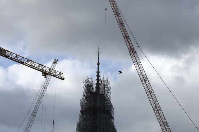 Retiran los andamios en torno de la aguja de la Catedral Notre Dame de Paris, develando el gallo y la cruz. Se espera reabrir la catedral en diciembre de 2024 luego del incendio devastador de 2019. Foto: Aurelien Morissard - AP/La Hora