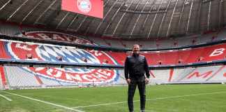 El nuevo director deportivo Max Eberl posa en el campo del estadio de fútbol del Bayern Munich 'Allianz Arena' después de ser presentado oficialmente como nuevo director deportivo del club de fútbol de la primera división alemana FC Bayern Munich. Foto: ALEXANDRA BEIER-AFP/La Hora