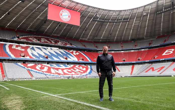 El nuevo director deportivo Max Eberl posa en el campo del estadio de fútbol del Bayern Munich 'Allianz Arena' después de ser presentado oficialmente como nuevo director deportivo del club de fútbol de la primera división alemana FC Bayern Munich. Foto: ALEXANDRA BEIER-AFP/La Hora