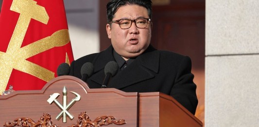 En esta imagen distribuida por el gobierno de Corea del Norte, su líder, Kim Jong Un, interviene en un acto por el 76tp aniversario de la fundación del ejército, en el Ministerio de Defensa, en Corea del Norte, el 8 de febrero de 2024. Foto La Hora / AP