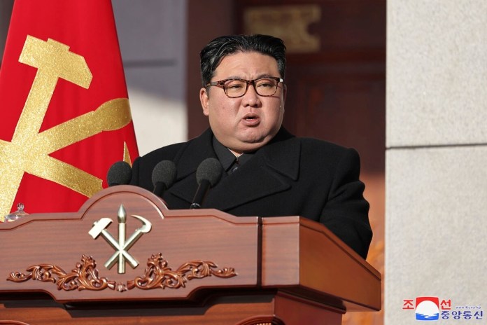 En esta imagen distribuida por el gobierno de Corea del Norte, su líder, Kim Jong Un, interviene en un acto por el 76tp aniversario de la fundación del ejército, en el Ministerio de Defensa, en Corea del Norte, el 8 de febrero de 2024. Foto La Hora / AP