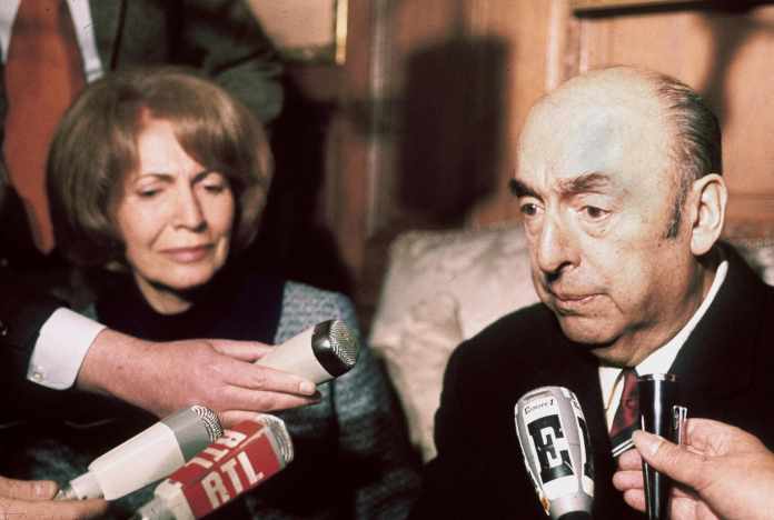 (ARCHIVOS) El escritor, poeta y diplomático chileno Pablo Neruda, entonces embajador en Francia, responde a las preguntas de los periodistas el 21 de octubre de 1971 junto a su esposa en la embajada de Chile en París tras recibir el Premio Nobel de Literatura de 1971. Foto: AFP/La Hora
