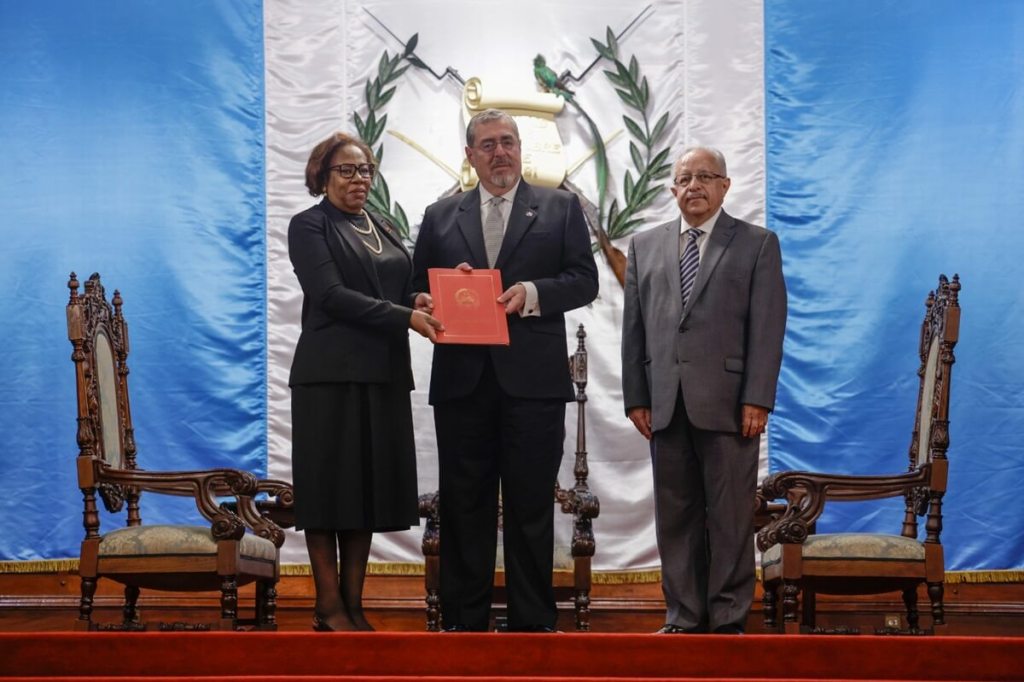 La embajadora María Cândida Pereira, de la República de Angola, presentó su credencial al presidente Bernardo Arévalo y el canciller Carlos Ramiro Martínez. Foto: Gobierno de Guatemala/La Hora