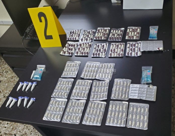 Policías del Grupo Especial Contra Extorsiones (GECE) sorprendieron a un menor de 17 años cuando llevaba en una bolsa con 165 cápsulas con cocaína, 195 piedras de crack y 10 “colmillos” con cocaína. 