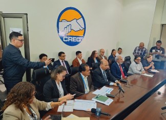 Funcionarios de Salud y del IGSS responden a preguntas que hicieron legisladores de CREO, en el Congreso de la República. Foto: Joel Maldonado/La Hora