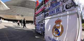 Fotografía del estadio Santiago Bernabeu con un puesto de venta ambulante de bufandas y camisetas. Foto:Thomas COEX-AFP/La Hora