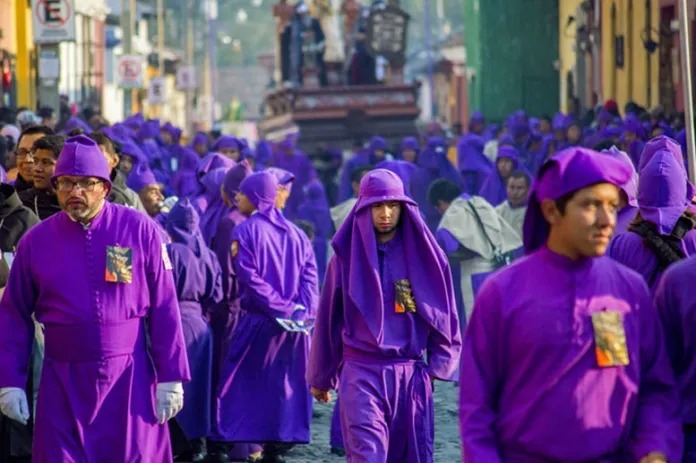 Con esta guía evitará complicaciones de salud por no prepararse para cargar durante Cuaresma y Semana Santa. Foto: La Hora