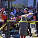 Una mujer es trasladada hacia una ambulancia tras el festejo por la victoria de los Chiefs de Kansas City en el Super Bowl. Foto: Reed Hoffmann-AP/La Hora
