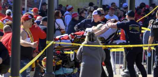 Una mujer es trasladada hacia una ambulancia tras el festejo por la victoria de los Chiefs de Kansas City en el Super Bowl. Foto: Reed Hoffmann-AP/La Hora