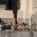 Oficiales de policía tienen una conversación en el lugar del tiroteo durante el desfile de los Chiefs de Kansas City tras su victoria en el Super Bowl. Foto:Charlie Riedel-AP/La Hora