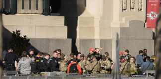 Oficiales de policía tienen una conversación en el lugar del tiroteo durante el desfile de los Chiefs de Kansas City tras su victoria en el Super Bowl. Foto:Charlie Riedel-AP/La Hora