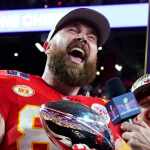 Travis Kelce, sostiene el trofeo junto al quarterback #15 de los Kansas City Chiefs, Patrick Mahomes, mientras celebran ganar el Super Bowl LVIII. Foto de TIMOTHY A. CLARY-AFP/La Hora