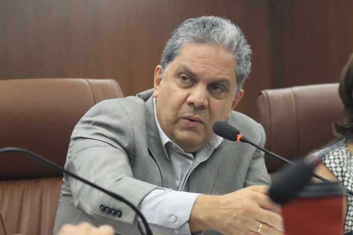 El ministro de Salud, Óscar Cordón, espera que en abril se reciba medicamento con la OUPS. Foto: José Orozco/La Hora