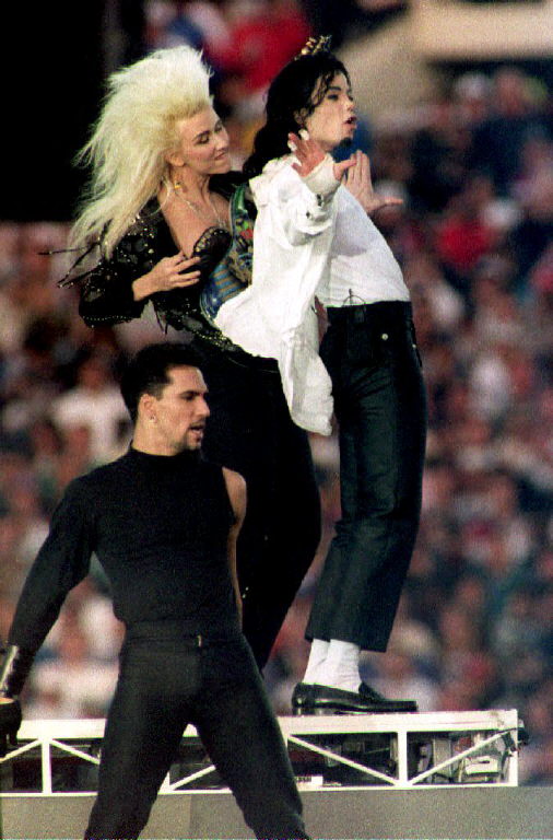 Michael Jackson junto a la guitarristaJennifer Watson, en el Super Bowl de 1993. 