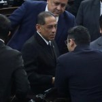 Noé Ventura Loyo, saluda a diputados al ingreso para ser juramentado como magistrado suplente del TSE. Foto: Maria José Bonilla/La Hora