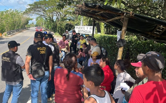 Agentes policiales y de MigraciÃ³n dialogan con un grupo de migrantes que reciÃ©n cruzaron la frontera entre Honduras y Guatemala. Foto / IGM: